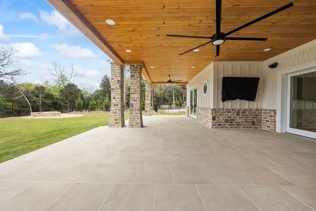 Covered patio with stone columns
